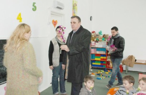 Iorguş a luat şcolile la rând, cu braţele pline de flori